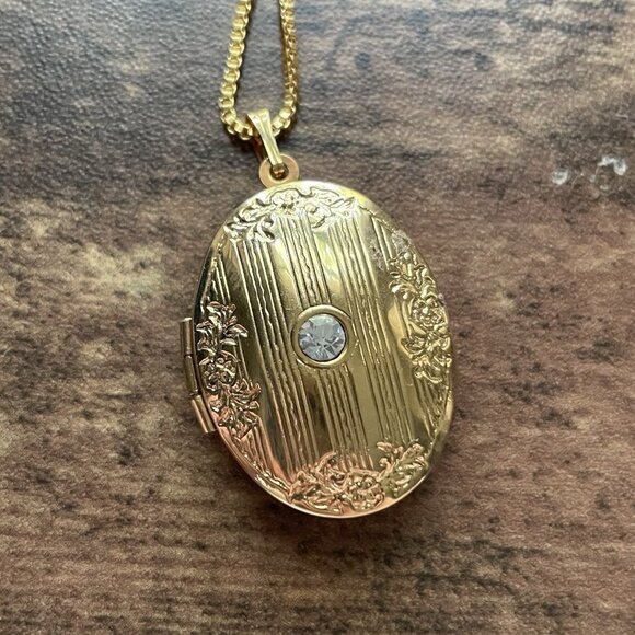 Vintage Avon Locket Necklace Gold Tone Victorian Revival Perfume Fragance Holder - Picture 6 of 12